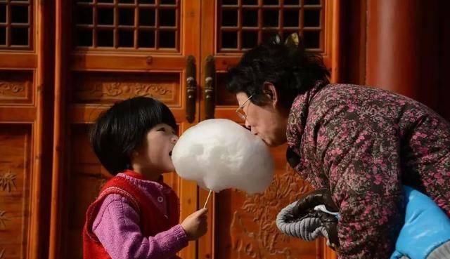 出门遛娃，48岁奶奶遇到48岁妈妈，两人差距真是一目了然