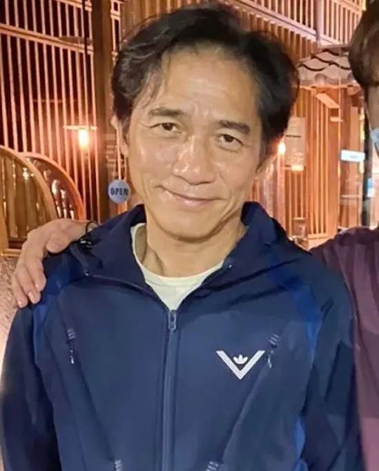 梁朝伟近照不敢认,头发稀疏发白满脸皱纹,58岁似70岁老头