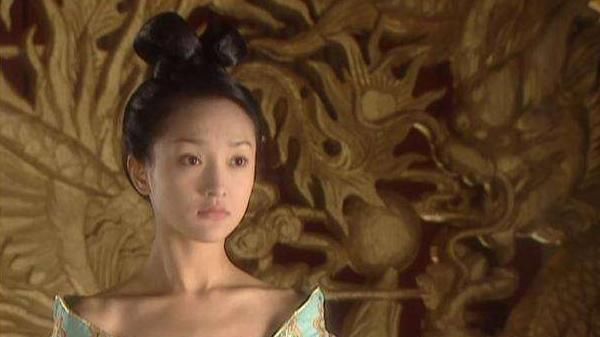 女星年轻时有多美？本以为蔡少芬够美丽了；没想到袁泉也如此动人