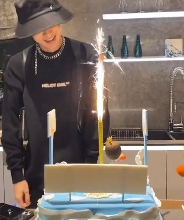 有一种另类叫白敬亭的生日蛋糕，别人都是用蜡烛，而他的却吹不灭