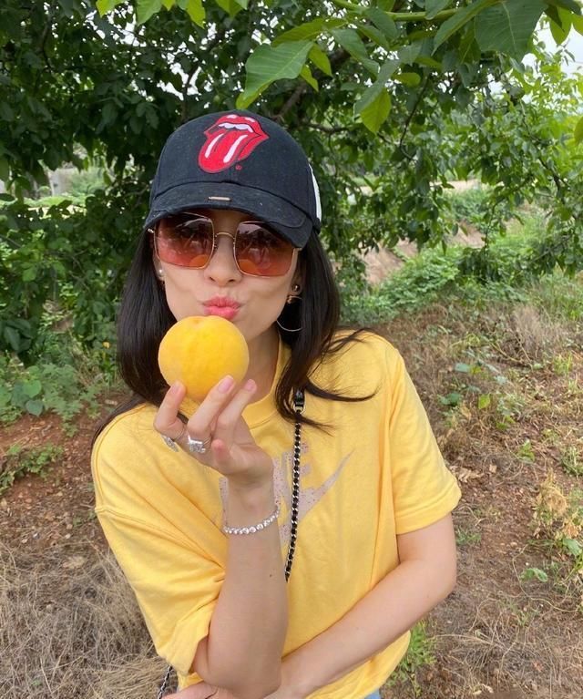 不怕老婆吃醋？汪峰深夜聚会送美女回家，章子怡产后忙捞金显疲惫