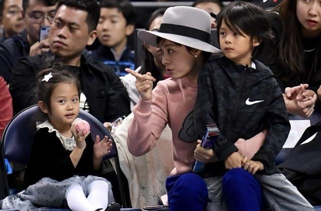 好父母！邓超孙俪工作完连夜回家陪孩子，被异性索要联系方式惹邓超吃醋紧盯
