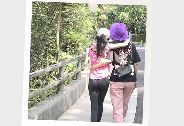 陶虹不后悔当全职，11岁女儿公开身材高挑，称：你不丑也不漂亮