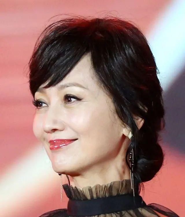 赵雅芝确实是66岁了，还在扮26岁少女，她的手早就又干又瘦了