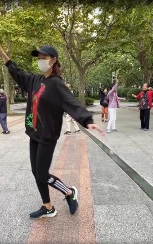47岁蔡少芬生完三胎身材开挂！少女背影美上天，跳广场舞逗笑老公