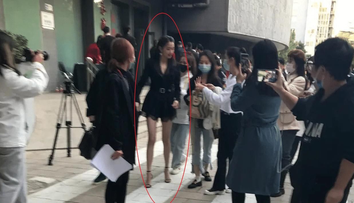 23岁关晓彤出席线下活动，肩膀太壮被吐槽，看到这腿我没眼花吧