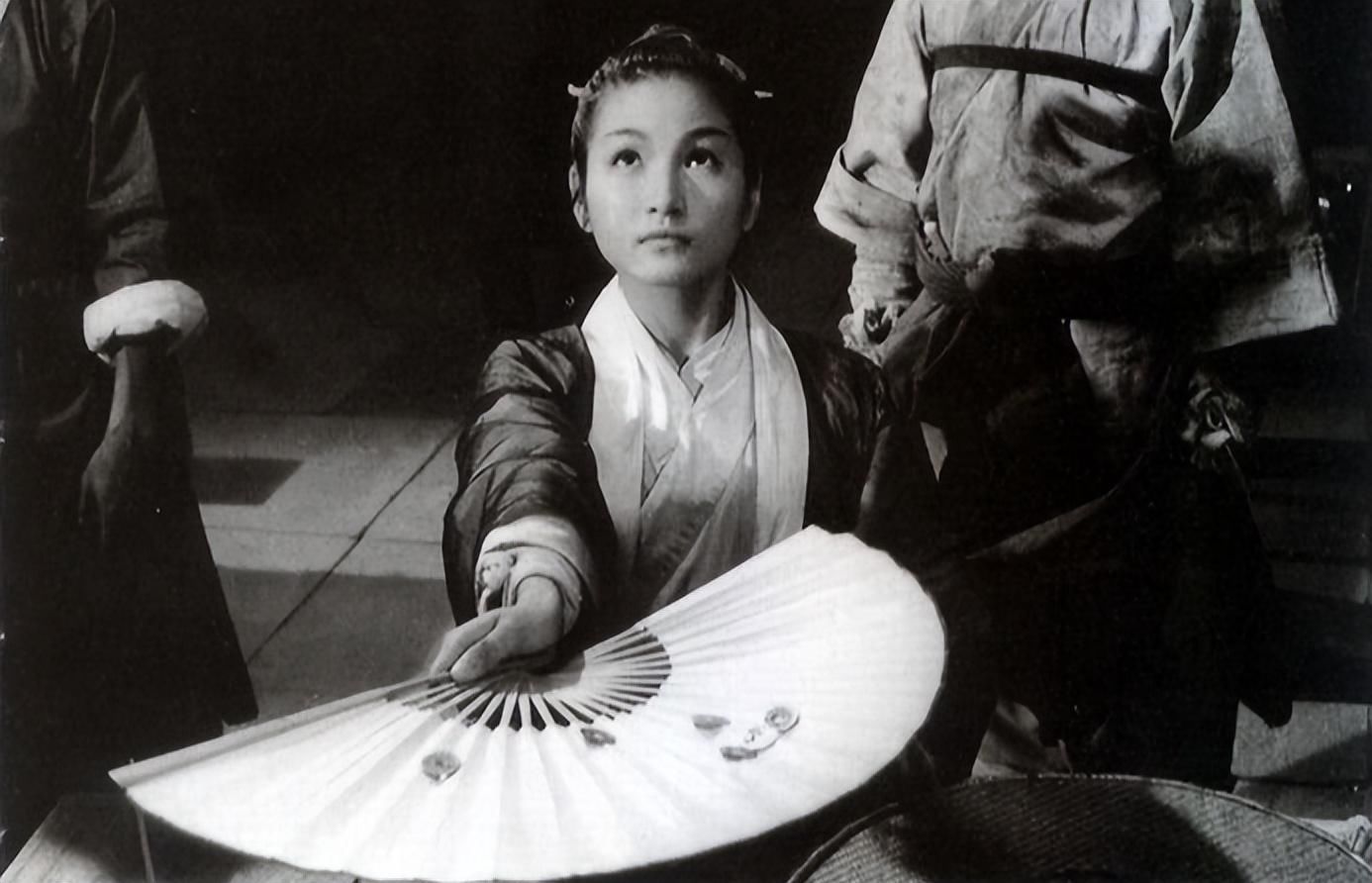 *右一为郑佩佩在《宝莲灯》中反串男角"刘彦昌".1965